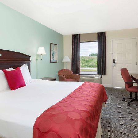 Ramada by Wyndham Pelham Hotel Bagian luar foto