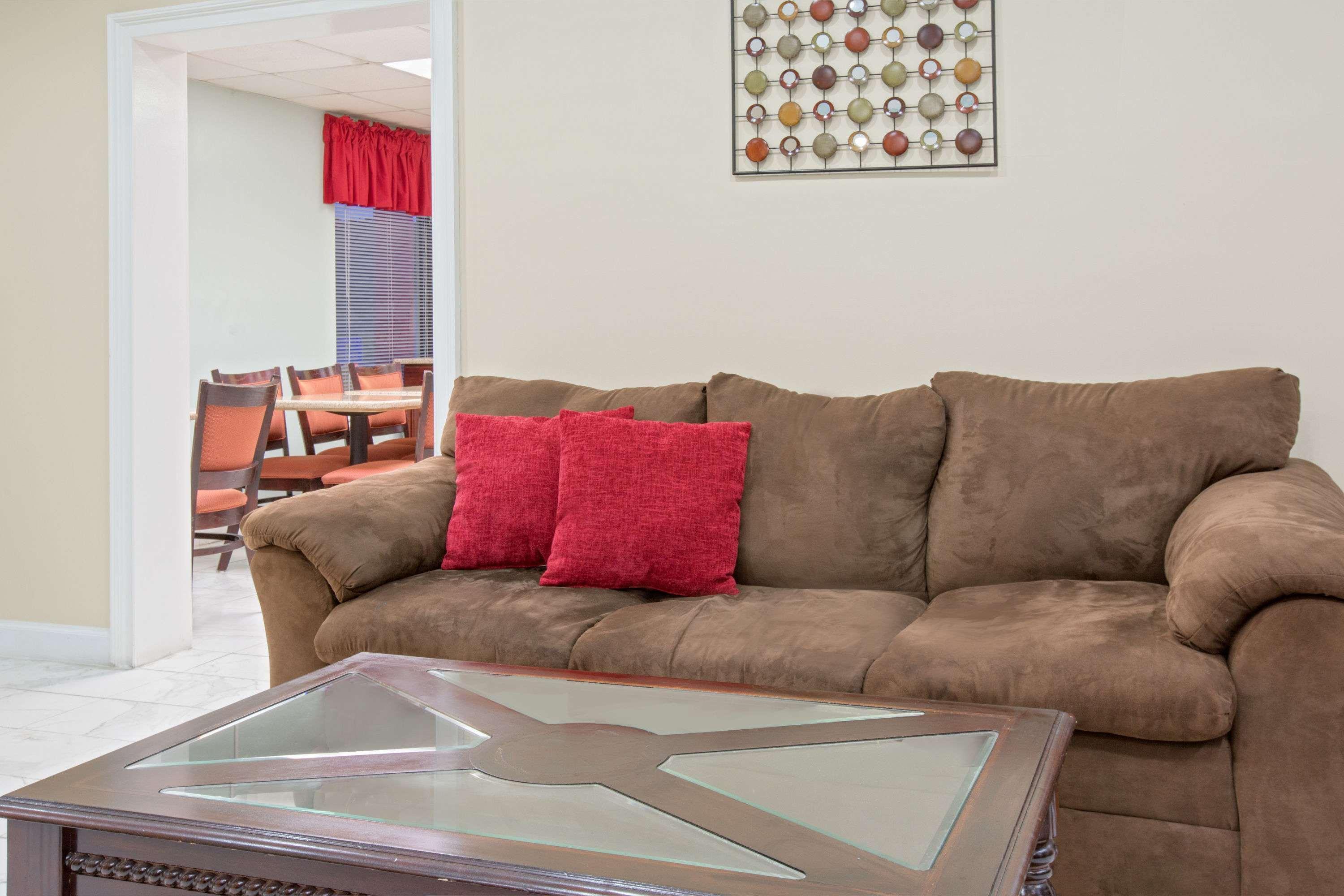 Ramada by Wyndham Pelham Hotel Bagian luar foto