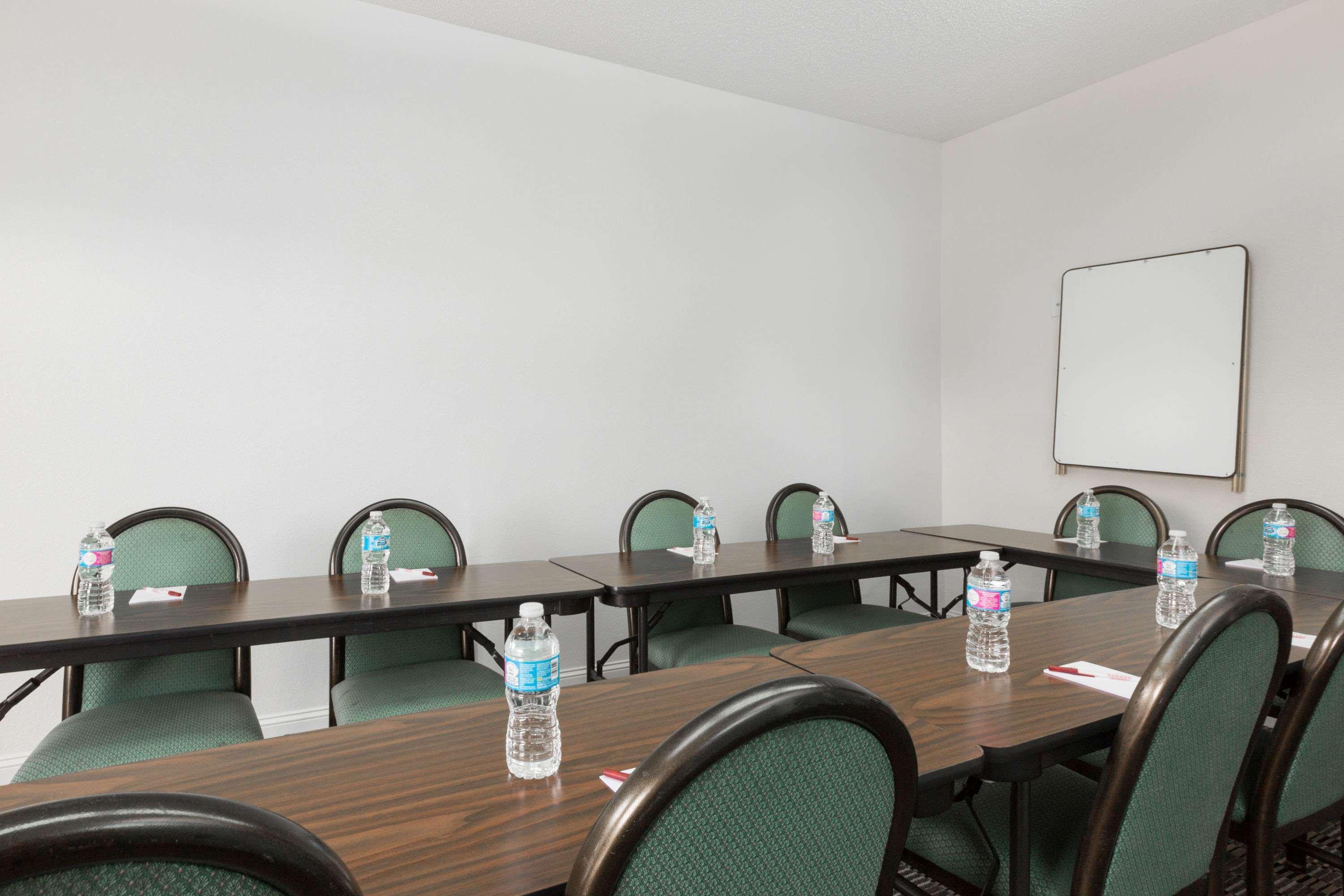 Ramada by Wyndham Pelham Hotel Bagian luar foto