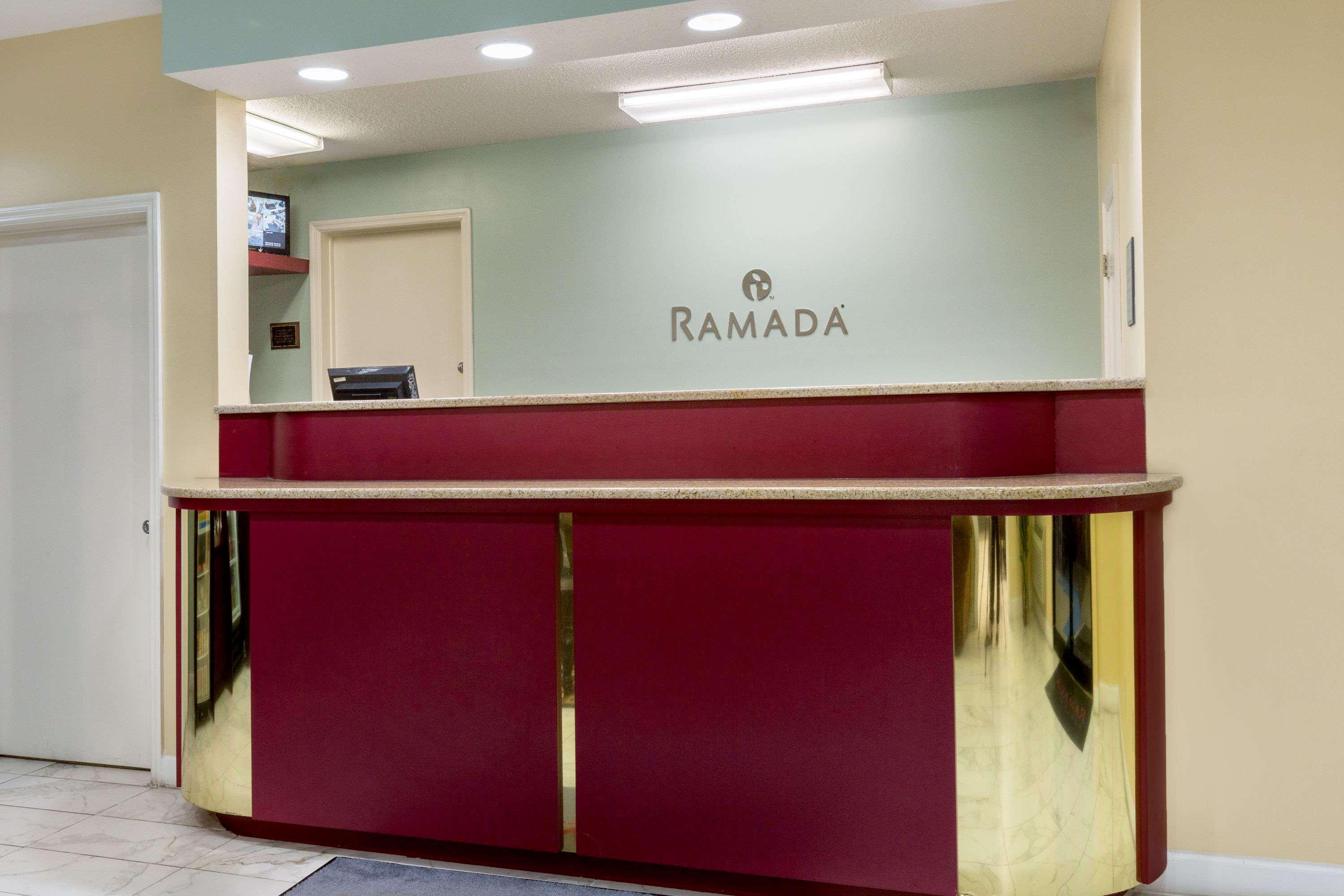 Ramada by Wyndham Pelham Hotel Bagian luar foto