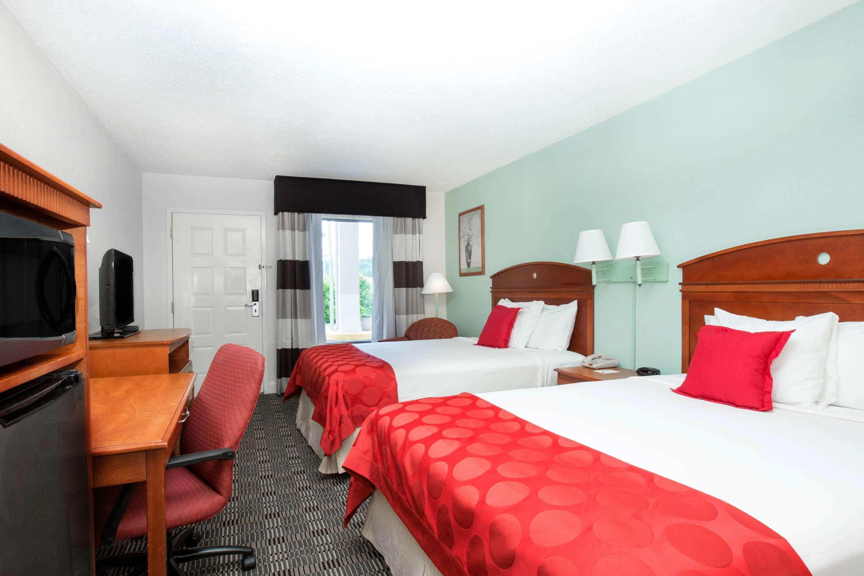 Ramada by Wyndham Pelham Hotel Bagian luar foto